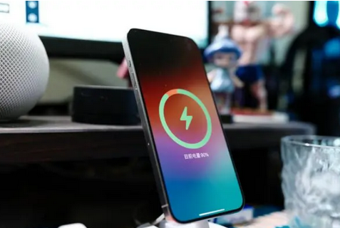石河子乡苹果15换屏服务分享用什么充电器给iPhone15充电更好 